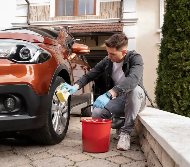 Lavage auto à domicile Sotteville-sous-le-Val : professionnel intervenant sur un véhicule